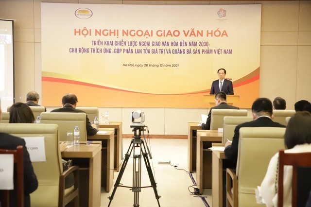 Diplomasi Kebudayaan Menyerap Intisari dan Kebijaksanaan Umat Manusia Sambil Melestarikan Kebudayaan Vietnam yang Maju dan Penuh dengan Identitas Bangsa - ảnh 1