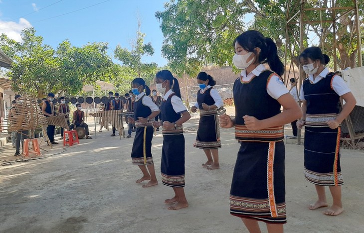 ​Desa Dak-Yo: Sebuah Titik Cerah untuk Lestarikan dan Promosikan Musik Tradisional Provinsi Kon Tum - ảnh 2