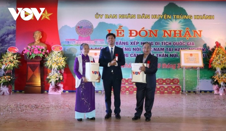 Menerima Sertifikat Peringkat Cagar Sejarah Nasional Di Mana Radio Suara Vietnam Siarkan di gua Nguom Chieng (Cao Bang) - ảnh 1