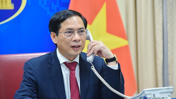 Menlu Bui Thanh Son Lakukan Pembicaraan Telepon dengan Penasehat Negara Tiongkok Wang Yi - ảnh 1