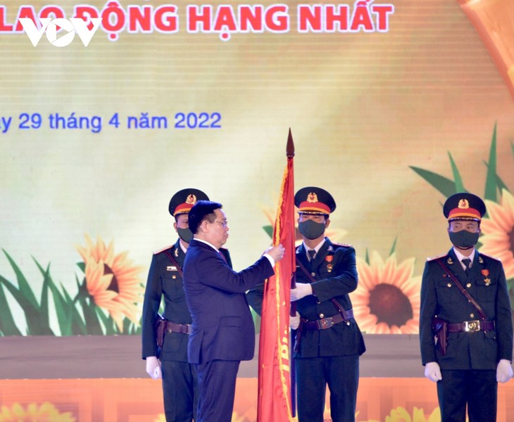 Ketua MN Vuong Dinh Hue Hadiri Peringatan 30 Hari Jadinya Kembali Provinsi Tra Vinh - ảnh 1