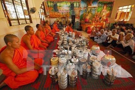 越南各地纷纷举行高棉族传统新年见面会 - ảnh 1