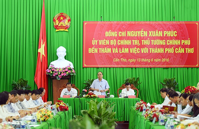 越南政府总理阮春福与芹苴市领导人举行工作座谈会 - ảnh 1