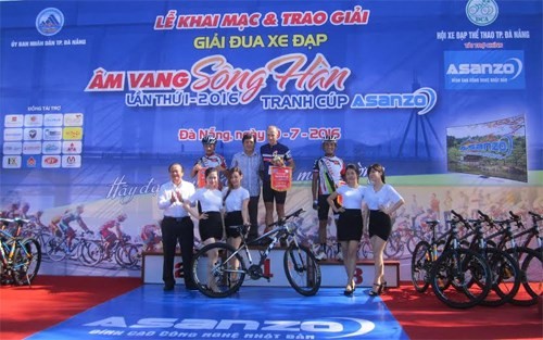 近300名运动员参加在岘港举行的“韩江回响”自行车比赛 - ảnh 1