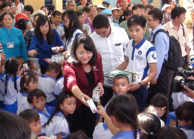 越南长高乳制品基金会向贫困儿童赠奶 - ảnh 1
