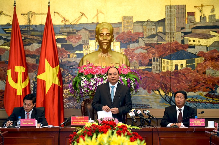 越南政府总理阮春福与海防市领导人举行工作座谈会 - ảnh 1