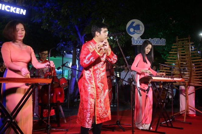 胡志明市步行街上的民族音乐、大学生乐队和服装表演深受喜爱 - ảnh 1