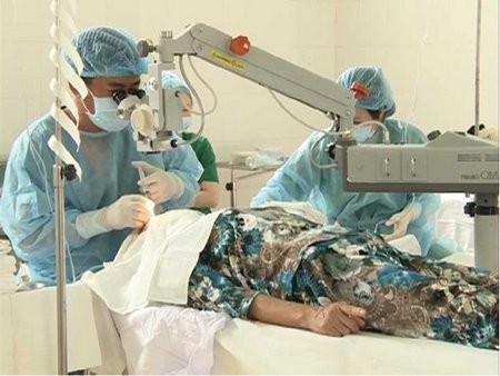 胡志明市为200名贫困病人免费治疗眼病 - ảnh 1