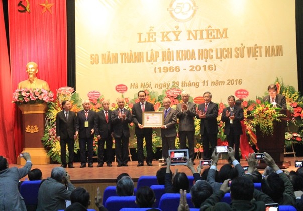 越南国家主席陈大光出席史学会成立50周年纪念大会 - ảnh 1