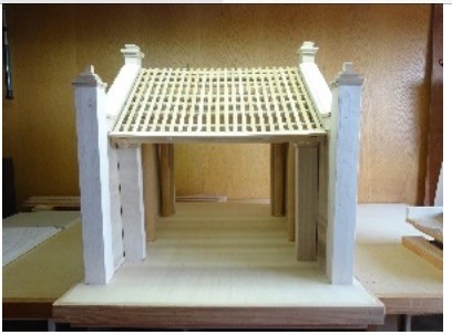 河内博物馆接受日本教授捐赠的蒙阜村口牌楼模型 - ảnh 1