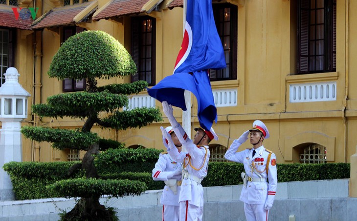 越南举行东盟旗升旗仪式纪念东盟成立50周年 - ảnh 1