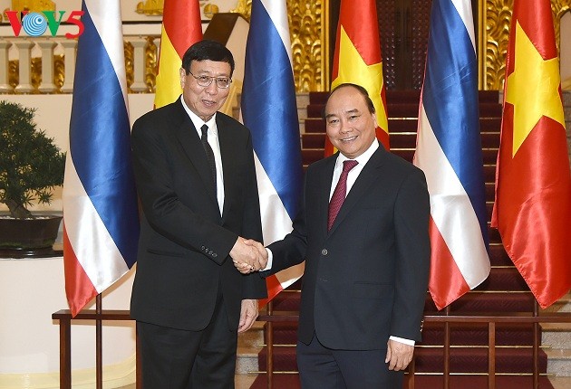 越南政府总理阮春福会见泰国立法议会主席蓬佩 - ảnh 1