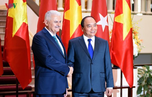 阮春福与土耳其总理耶尔德勒姆举行会谈 - ảnh 1