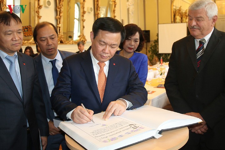 越南政府副总理王庭惠圆满结束对斯洛伐克的访问行程 - ảnh 1