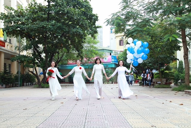 越南学生的纯洁友情和神圣的师生情 - ảnh 3