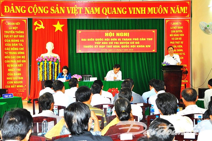 越南祖国阵线中央委员会主席陈清敏接触芹苴市选民 - ảnh 1