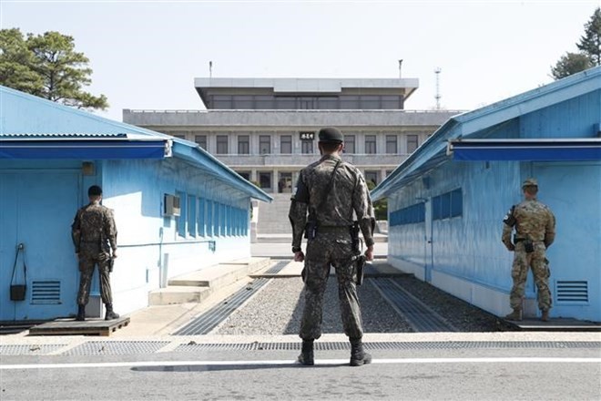 韩朝撤走板门店共同警备区内的哨所和武器装备 - ảnh 1
