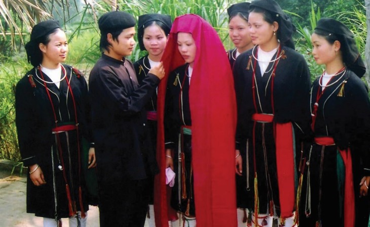 太原省山由族婚俗中最重要的仪式之一——迎接新娘仪式 - ảnh 2