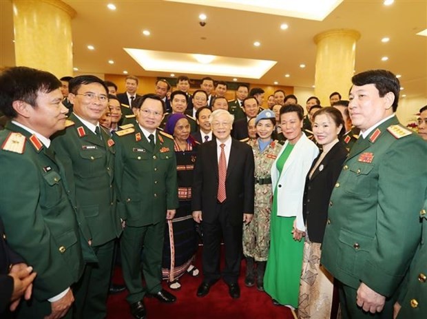 越共中央总书记、国家主席阮富仲会见在建设强大的全民国防阵势中的先进典型 - ảnh 1