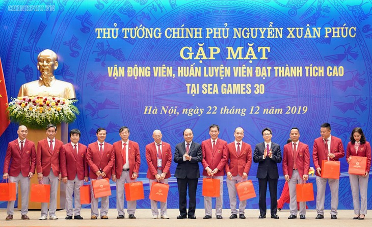 阮春福总理会见参加第30届东南亚运动会的越南体育代表团 - ảnh 1