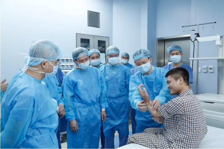 越南成功进行世界上首例活体供体肢体移植手术 - ảnh 1