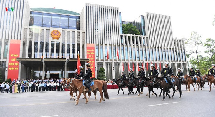 越南国会代表出席机动骑警团亮相巡行活动 - ảnh 1