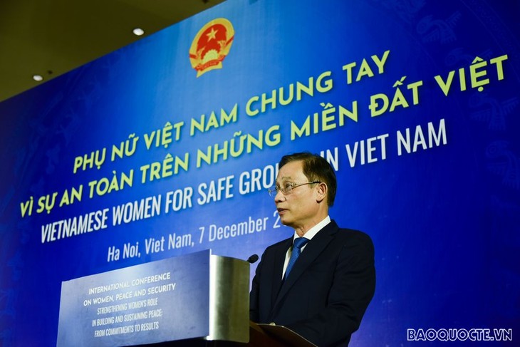 “为了全国的安全 越南妇女携起手来”摄影展在河内举行 - ảnh 2
