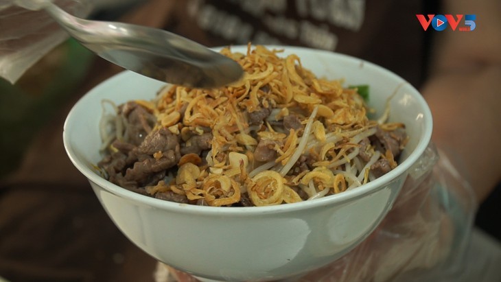 南部牛肉米线——越南人喜爱的美食 - ảnh 3