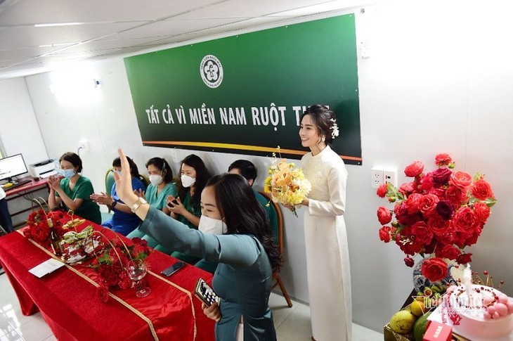 越南COVID疫情下的独特婚礼 - ảnh 6