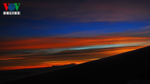 Enjoying the sunset from 10,000 metres  - ảnh 11