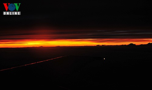 Enjoying the sunset from 10,000 metres  - ảnh 15
