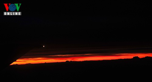 Enjoying the sunset from 10,000 metres  - ảnh 16