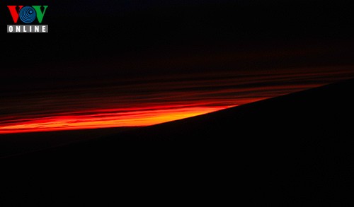 Enjoying the sunset from 10,000 metres  - ảnh 17