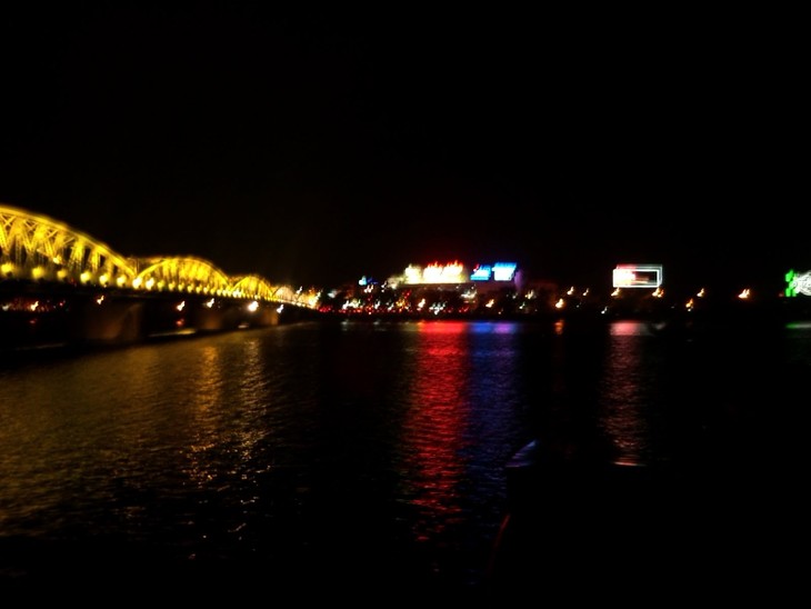 Boat trip on Huong River, Hue singing enjoyment - ảnh 2