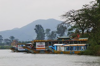 Boat trip on Huong River, Hue singing enjoyment - ảnh 1