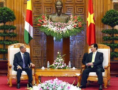 Prime Minister Nguyen Tan Dung receives Seychelles President James Alix Michel - ảnh 1