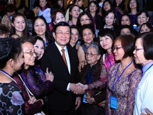 President meets with overseas Vietnamese women - ảnh 1