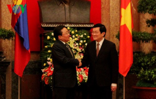 President Truong Tan Sang holds talks with Mongolian President Tsakhiagin Elbegdorja - ảnh 1