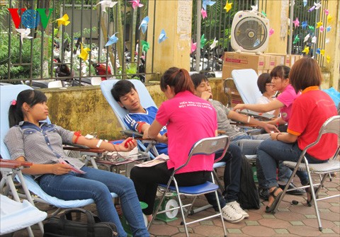 Hanoi holds the 5th Voluntary Blood Donation Day  - ảnh 1