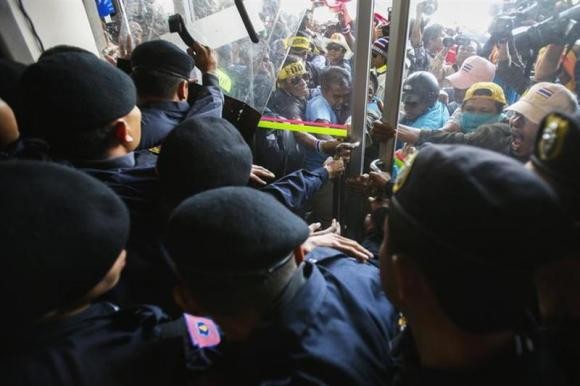 Thai police fire tear gas to disburse demonstrators - ảnh 1
