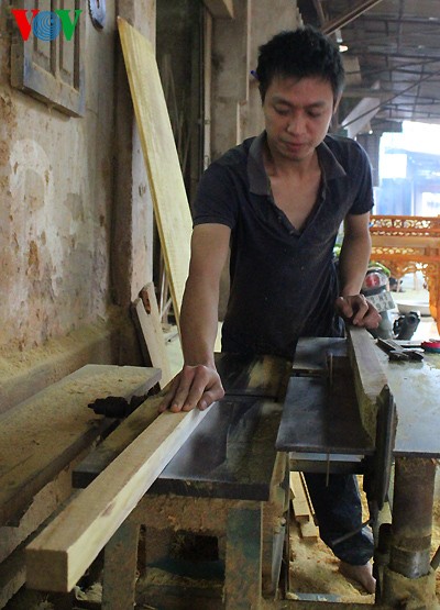 Making devotional items at Thạch Thất craft village  - ảnh 4