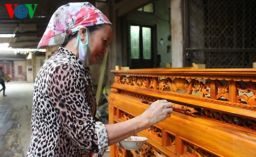 Making devotional items at Thạch Thất craft village  - ảnh 15
