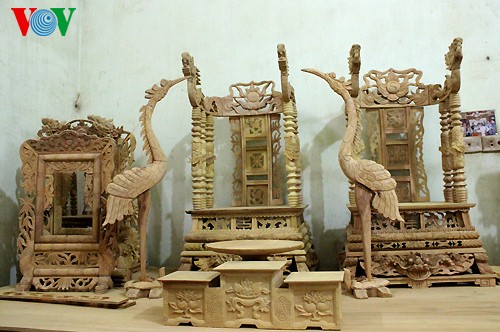 Making devotional items at Thạch Thất craft village  - ảnh 13