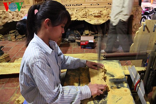 Making devotional items at Thạch Thất craft village  - ảnh 8