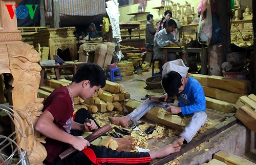 Making devotional items at Thạch Thất craft village  - ảnh 2