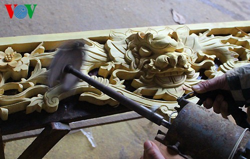 Making devotional items at Thạch Thất craft village  - ảnh 12