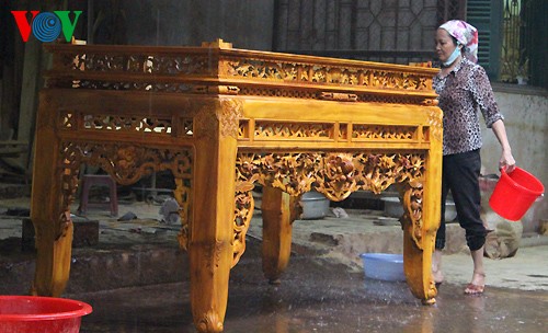 Making devotional items at Thạch Thất craft village  - ảnh 16