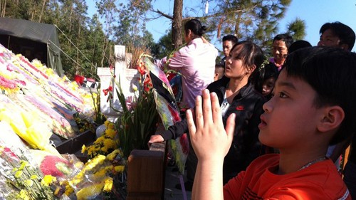 Tens of thousands of people pay tribute to General Vo Nguyen Giap - ảnh 1