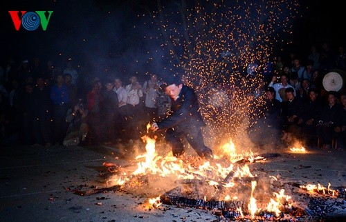 Barefoot Dao men dance on red hot charcoals - ảnh 6