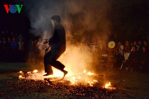 Barefoot Dao men dance on red hot charcoals - ảnh 8